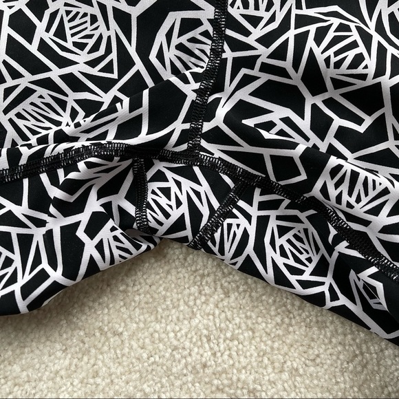 Lululemon real quick crop full on luxtreme posey 6 black white - Picture 10 of 15